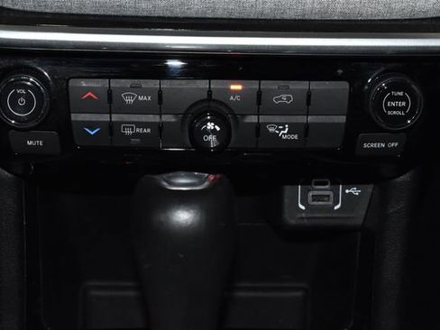 Used 2024 Jeep Compass Latitude image 15