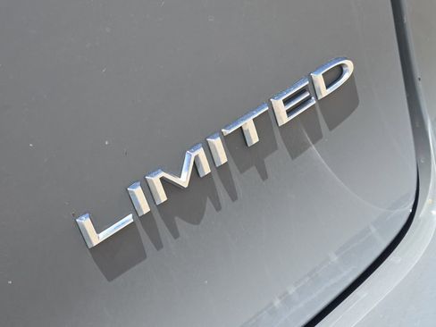 Used 2023 Chrysler Pacifica Limited FWD image 33