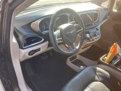 Used 2020 Chrysler Pacifica Touring-L image 3