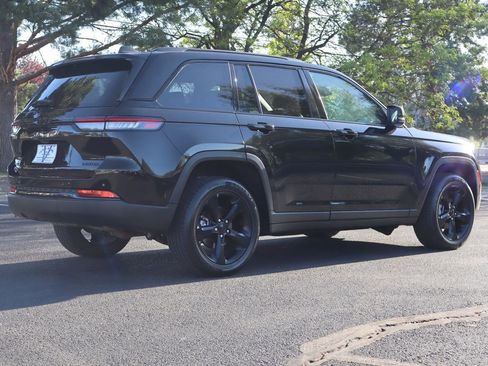 Used 2023 Jeep Grand Cherokee Limited w/ Black Appearance Package AWD/4WD image 5