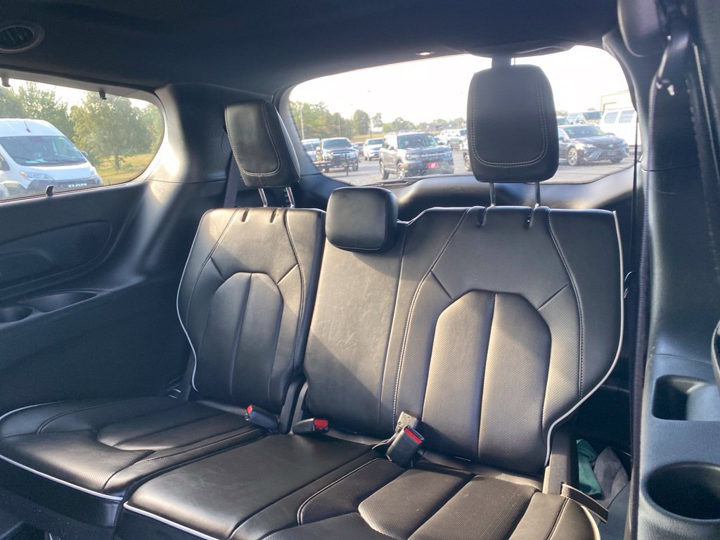 Used 2025 Chrysler Pacifica Limited FWD image 36