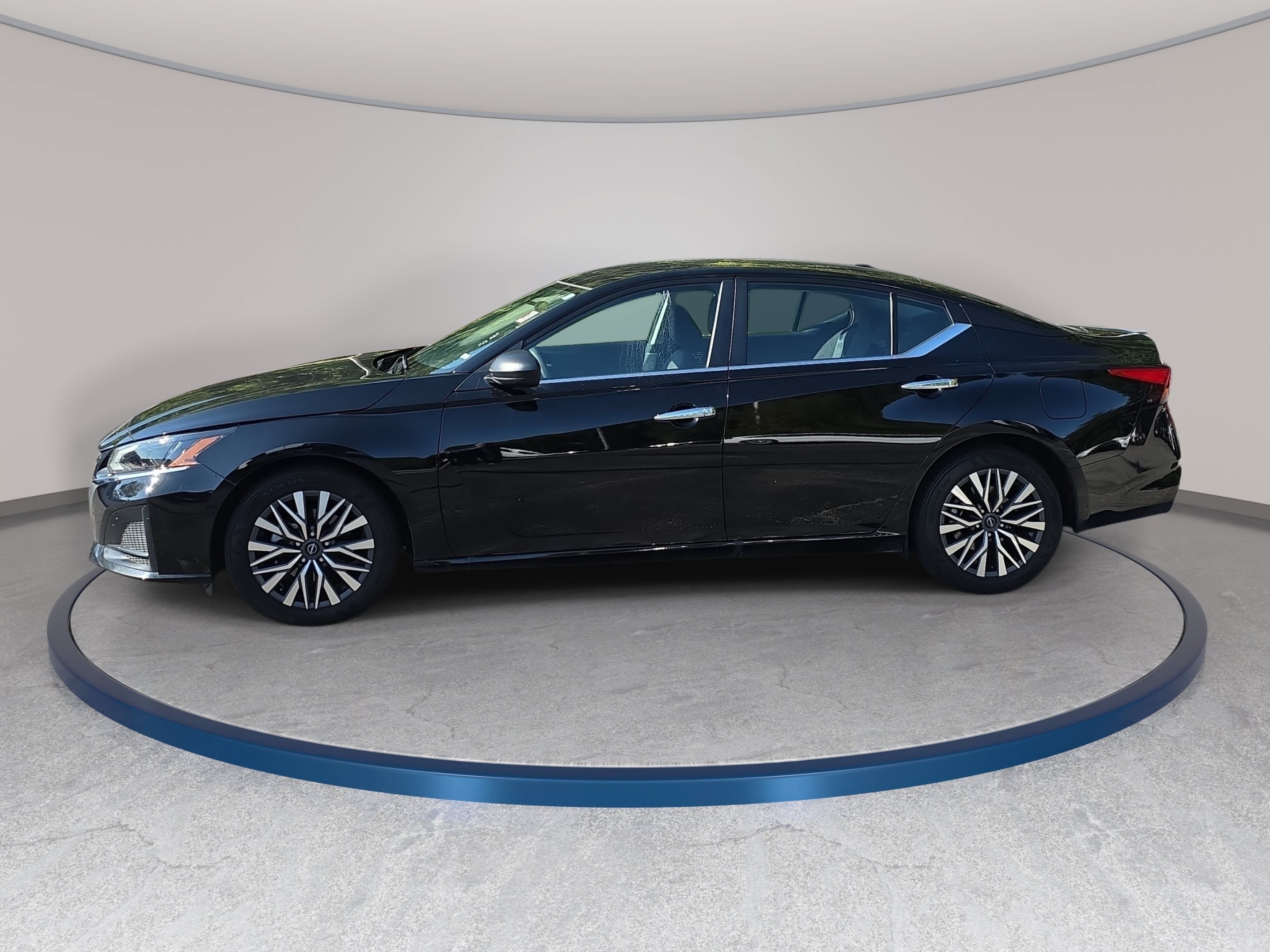 Used 2025 Nissan Altima 2.5 SV FWD image 3