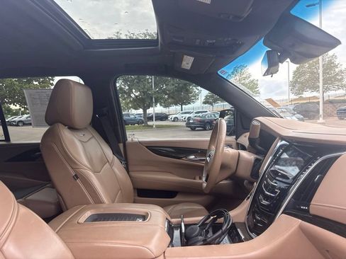 Used 2018 Cadillac Escalade Platinum AWD/4WD image 30