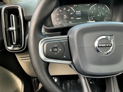 Used 2020 Volvo XC40 T5 Momentum w/ Protection Package Premier AWD/4WD image 11