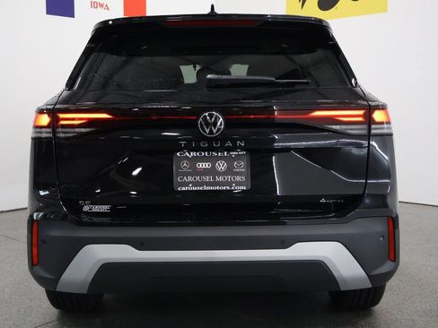 New 2025 Volkswagen Tiguan SE image 11