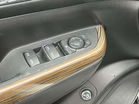 Certified 2023 GMC Acadia SLE w/ Driver Convenience Package image 18