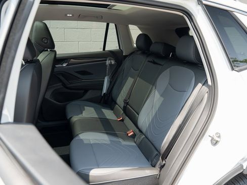 New 2025 Volkswagen Tiguan SE image 9