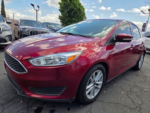 Used 2017 Ford Focus SE FWD image 2