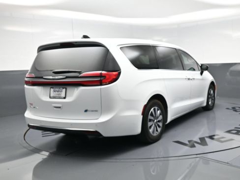 Used 2024 Chrysler Pacifica Limited FWD image 9
