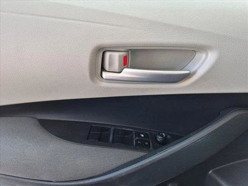 Used 2021 Toyota Corolla LE FWD image 11