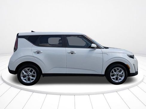 Used 2025 Kia Soul LX w/ LX Technology Package FWD image 2