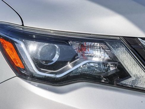 Used 2019 Nissan Pathfinder SV image 11