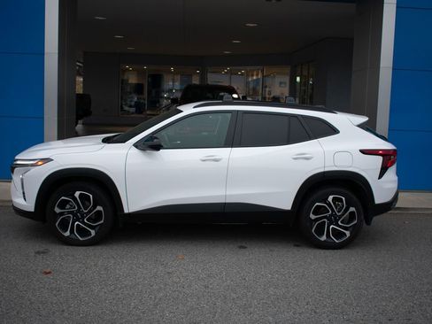 Used 2025 Chevrolet Trax RS image 2