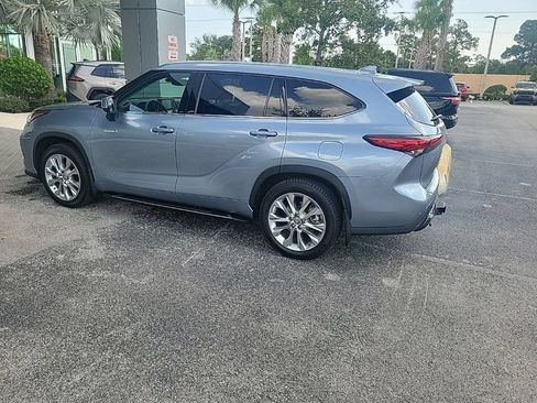 Certified 2021 Toyota Highlander Limited FWD image 4