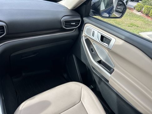 Used 2022 Ford Explorer Limited w/ Limited Technology Package image 17