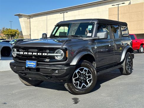 Used 2023 Ford Bronco Outer Banks image 2