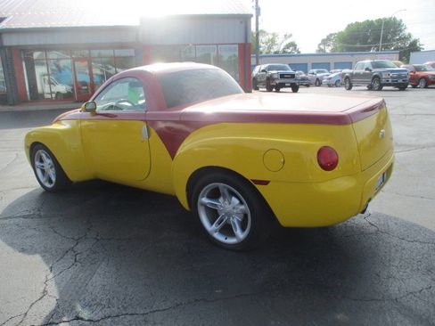 Used 2004 Chevrolet SSR w/ Preferred Equipment Group RWD image 3