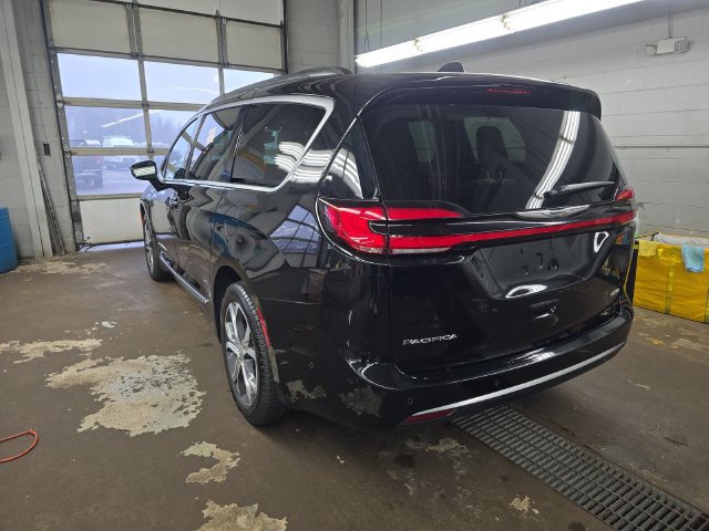 Used 2024 Chrysler Pacifica Pinnacle AWD/4WD image 4