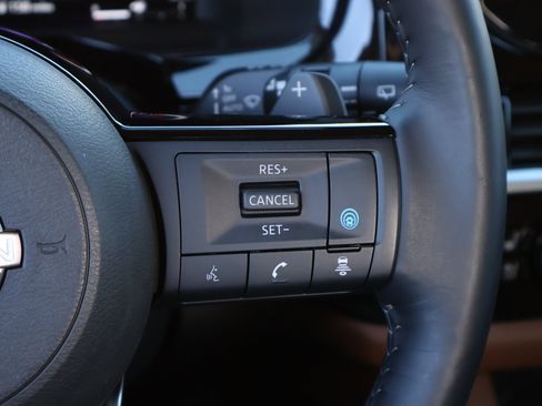 Used 2024 Nissan Pathfinder Platinum image 16