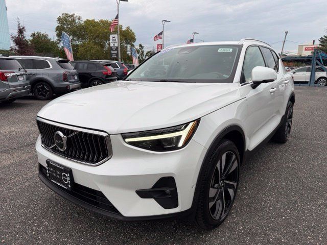 Certified 2024 Volvo XC40 B5 Plus w/ Climate Package AWD/4WD image 1