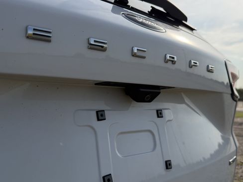 Used 2022 Ford Escape SE w/ SE Sport Appearance Package AWD/4WD image 9