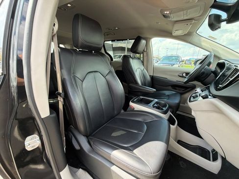 Used 2024 Chrysler Pacifica Touring-L FWD image 24