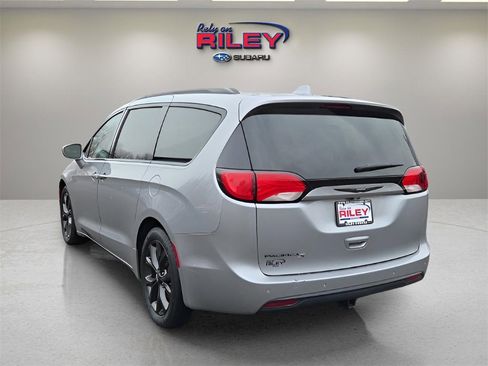 Used 2018 Chrysler Pacifica Touring-L w/ Premium Audio Group image 3