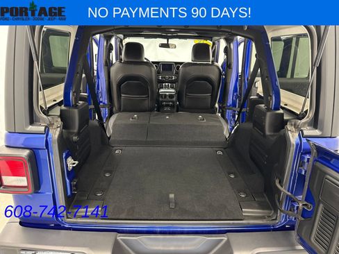 Used 2018 Jeep Wrangler Unlimited Sahara w/ Cold Weather Group AWD/4WD image 38