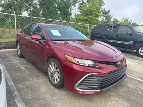 Used 2022 Toyota Camry LE image 2
