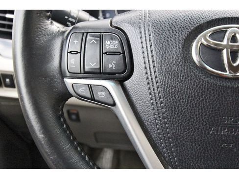 Used 2016 Toyota Sienna XLE Premium FWD image 19