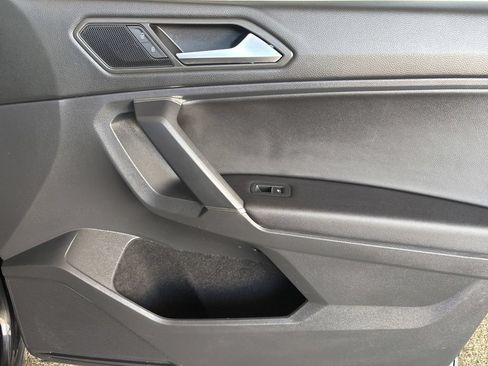 Used 2020 Volkswagen Tiguan SE FWD image 17