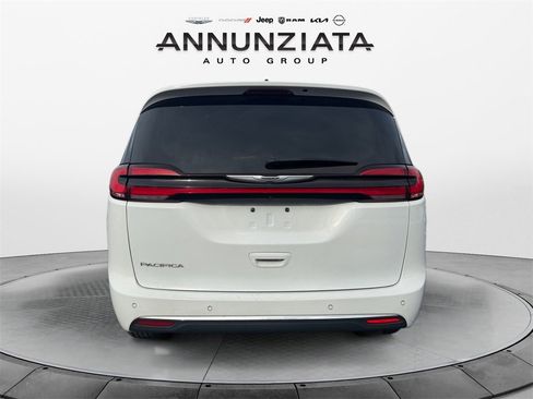 Used 2023 Chrysler Pacifica Touring-L image 4