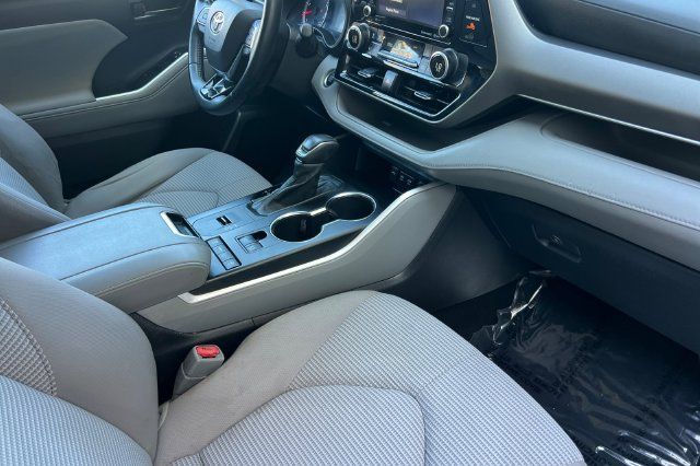 Used 2021 Toyota Highlander LE FWD image 19