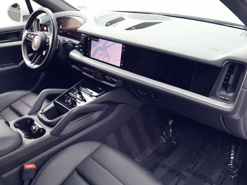 Certified 2024 Porsche Cayenne AWD/4WD image 25
