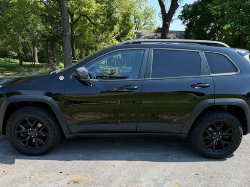 Used 2017 Jeep Cherokee Trailhawk w/ Cold Weather Group AWD/4WD image 10
