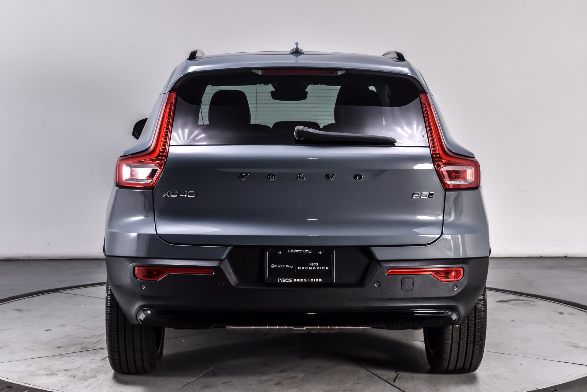 Used 2023 Volvo XC40 B5 Plus AWD/4WD image 5