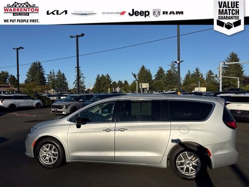 Used 2024 Chrysler Pacifica Touring-L FWD image 14