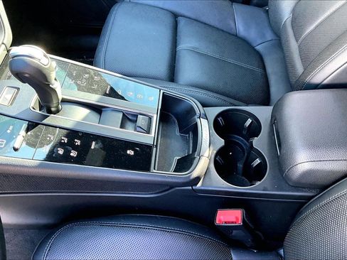 Used 2024 Porsche Macan image 17