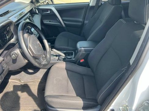 Used 2018 Toyota RAV4 XLE AWD/4WD image 9