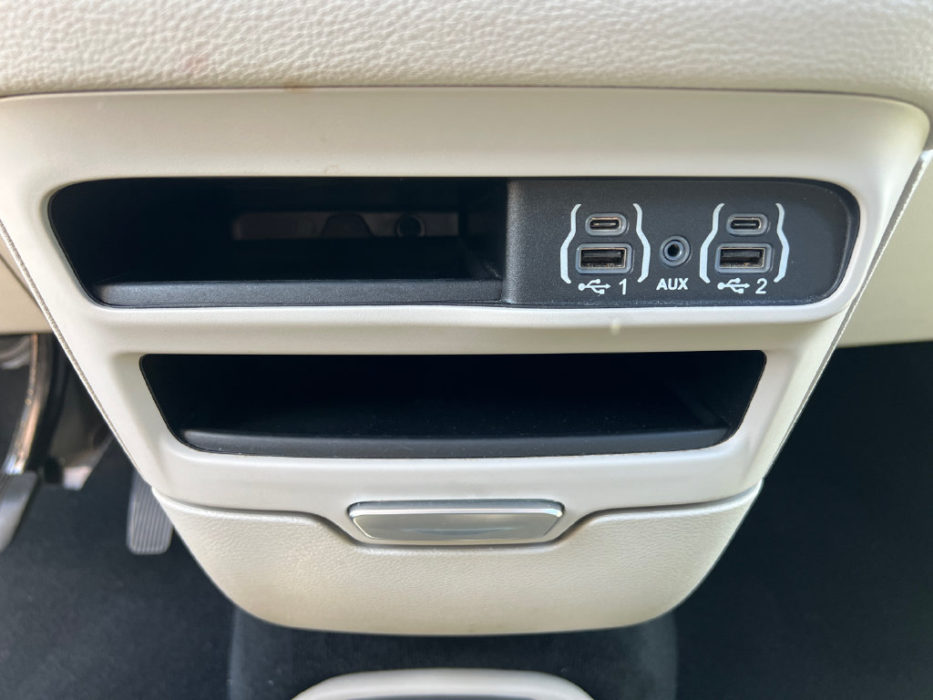 Used 2024 Chrysler Pacifica Limited FWD image 33