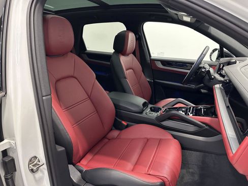 Used 2025 Porsche Cayenne S AWD/4WD image 46