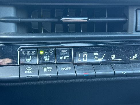 Used 2025 Toyota Crown Signia w/ Advanced Technology Package image 28