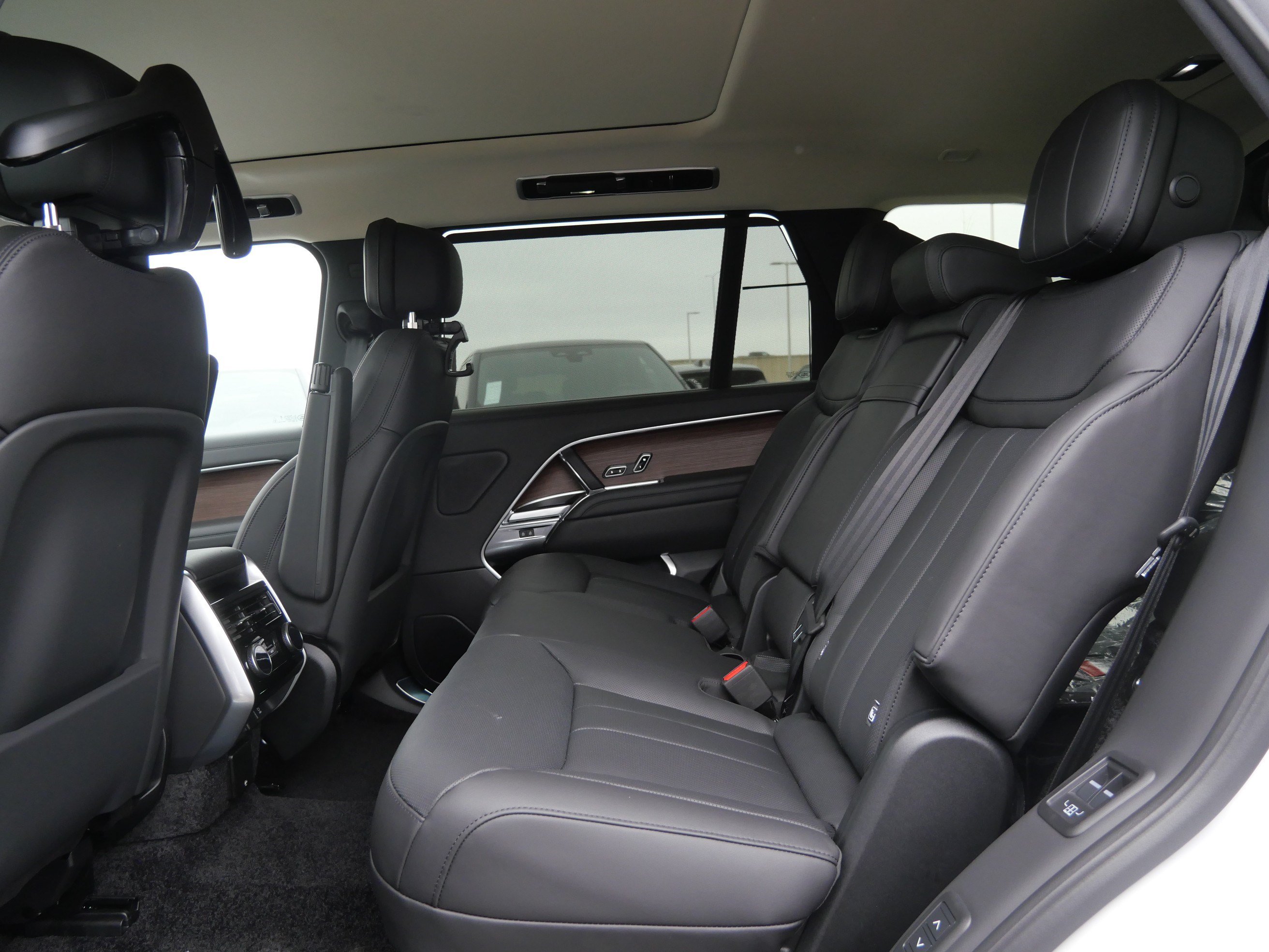 New 2026 Land Rover Range Rover Long Wheelbase SE AWD/4WD image 5