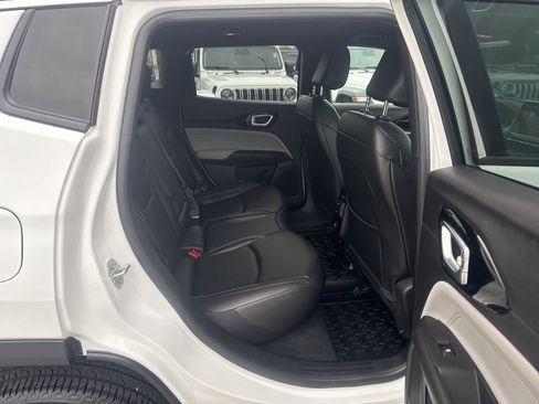 Used 2025 Jeep Compass Limited image 25