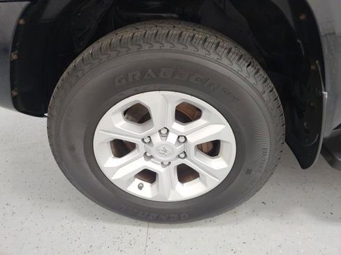 Used 2017 Toyota 4Runner SR5 AWD/4WD image 9