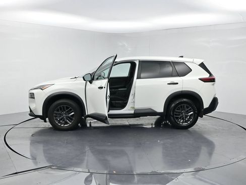Used 2022 Nissan Rogue S FWD image 3