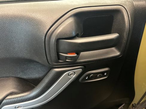 Used 2013 Jeep Wrangler Unlimited Sahara w/ Connectivity Group AWD/4WD image 11