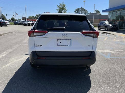 Used 2021 Toyota RAV4 LE FWD image 5