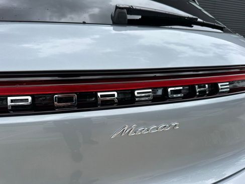 Certified 2025 Porsche Macan image 12