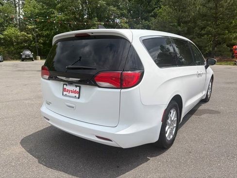 Used 2022 Chrysler Voyager LX FWD image 24